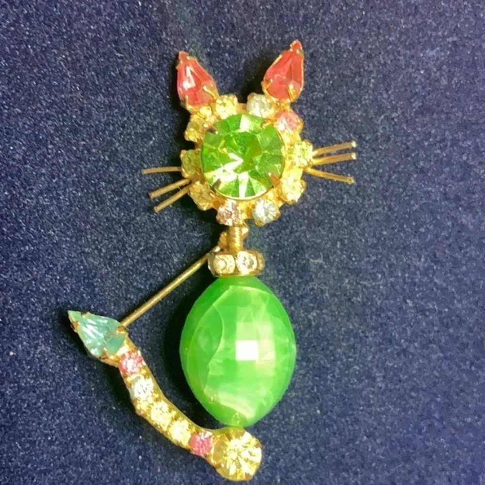 Vintage 1960s multi-colored rhinestone & gold tone spring beaded cat brooch